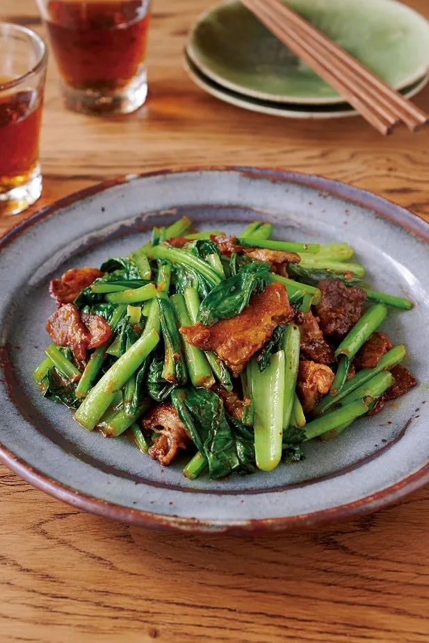 にんにく、しょうがを加えてさっと炒め、小松菜の茎、葉を順に加えてそのつど炒め合わせる。Aを加えて全体にからめる。