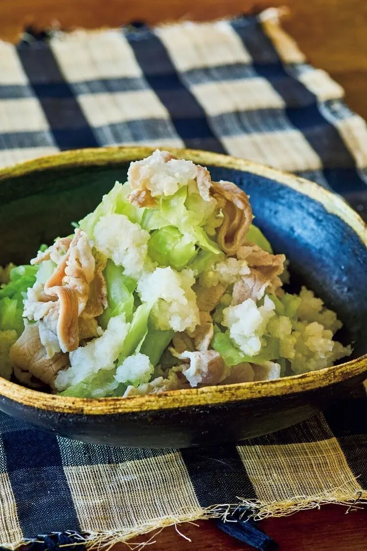 鍋にたっぷりの湯を沸かしてキャベツを入れ、30秒ゆでる。豚肉を加えて30秒ほどゆで、肉の色が変わったらともにざるに上げて水けをしっかりきる。大根おろしのボールに加えてさっとあえる。