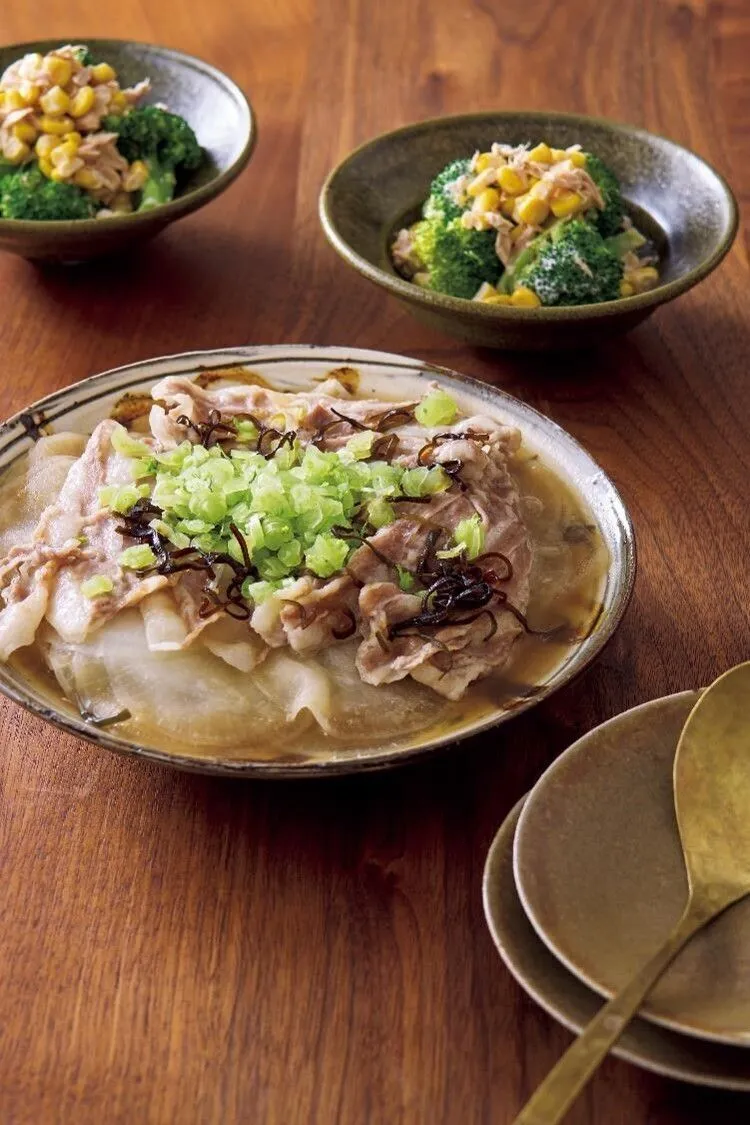 1のフライパンにAを回し入れ、強火にかける。ふつふつとしてきたらふたをして弱火にし、5分ほど蒸す。ふたを取って大根の茎を散らし、再びふたをして5分ほど蒸し、汁ごと器に盛る。