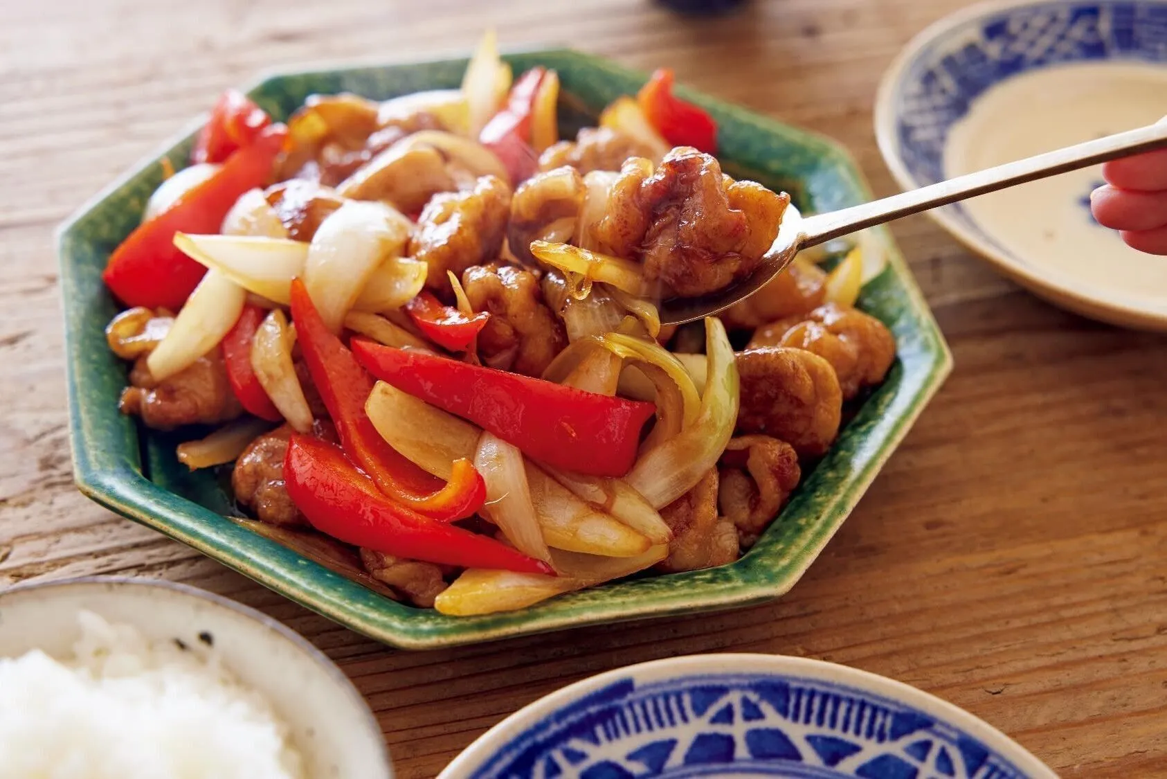 フライパンにごま油を強めの中火で熱し、1の豚肉を並べ入れる。表面がカリッとするまで上下を返しながら3分ほど焼く。玉ねぎ、パプリカを加え、さらに1分ほど炒める。Aを加え、とろみがつくまで全体に炒め合わせる。