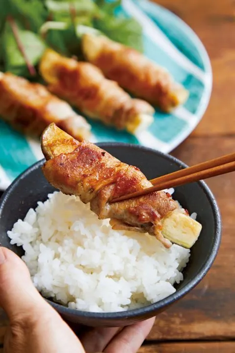 フライパンにサラダ油を中火で熱し、1を巻き終わりを下にして並べ入れ、ときどきころがしながら焼く。全体に焼き色がついたら水大さじ2を加えて弱火にし、ふたをして7～8分蒸し焼きにする。器に盛り、ベビーリーフを添える。