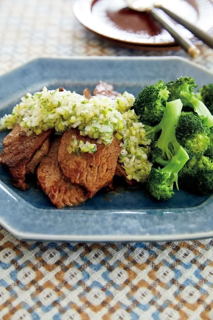 2のフライパンをさっと拭いて、サラダ油を強めの中火で熱し、牛肉を並べ入れる。両面を1分ずつ焼いて2の器に盛り合わせ、Aをかける。