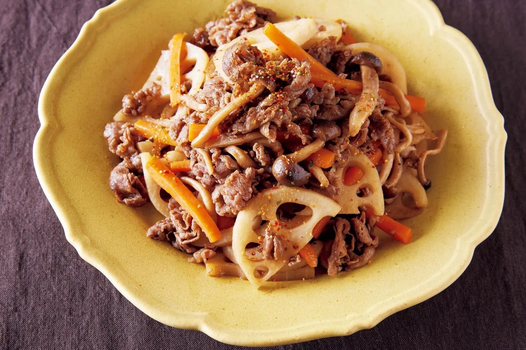 肉の色が変わったら、Aを加え、汁けをとばすように手早く炒める。器に盛り、好みで七味唐辛子をふる。