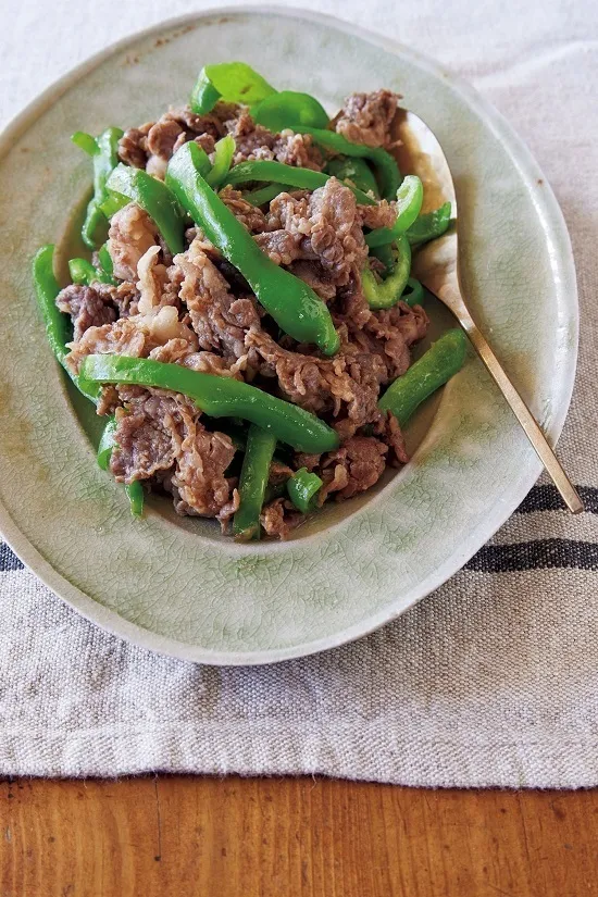 フライパンにオリーブオイルを中火で熱し、牛肉をたれごと入れてさっと炒める。肉の色が変わったらピーマンを加え、1分ほど炒め合わせる。酒をふってさっとひと混ぜし、しょうゆを鍋肌から回し入れ、手早く混ぜて器に盛る。