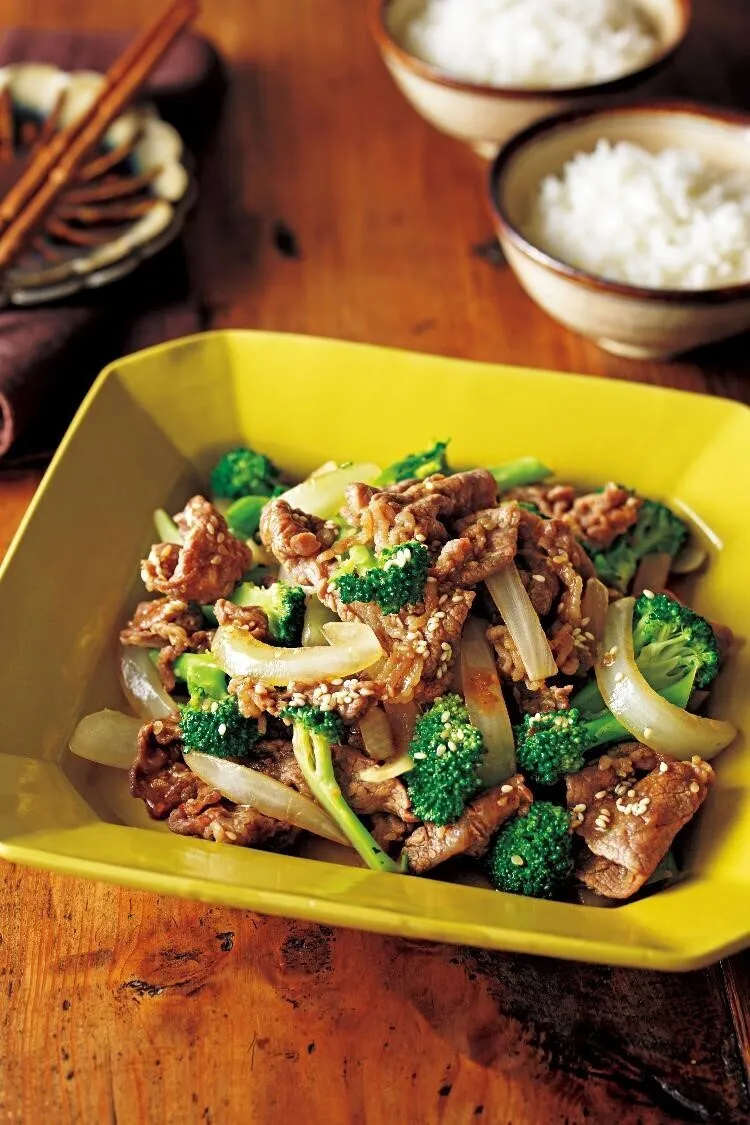 フライパンを再び中火にかけ、牛肉を広げ入れて炒める。肉の色が変わったら2を戻し入れ、さっと混ぜる。