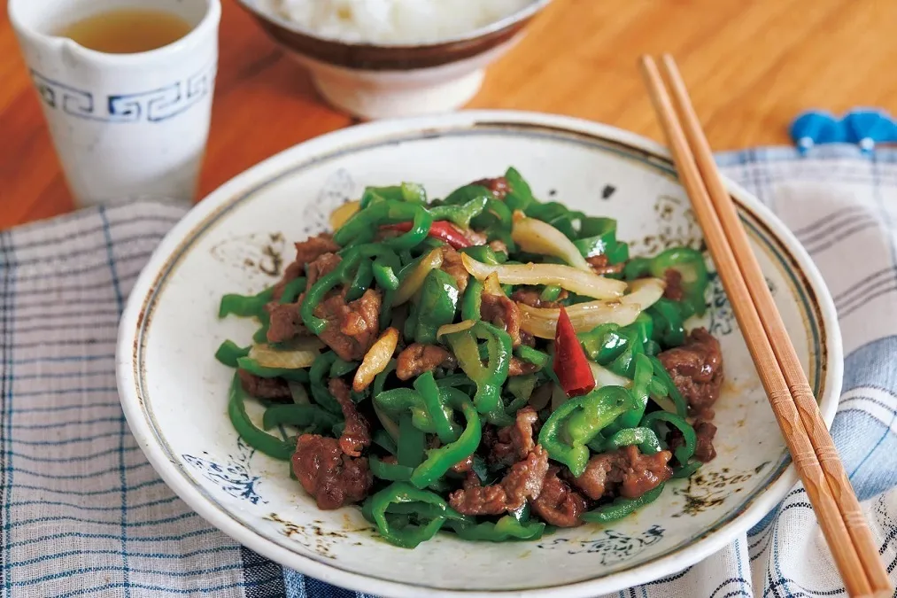 肉の色が変わったらAの材料を順に加えてからめ、2を戻し入れてさっと炒め合わせる。