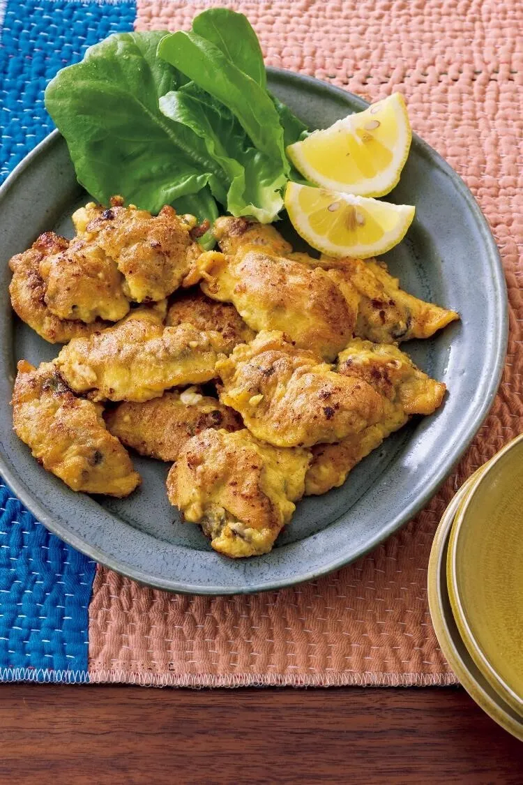 フライパンにオリーブオイルを中火で熱し、牡蠣を1個ずつ、1の卵液にくぐらせて並べる。すべて並べたら、残った卵液を回しかけて3～4分焼き、返してさらに3分ほど焼く。器に盛り、サラダ菜、レモンを添える。