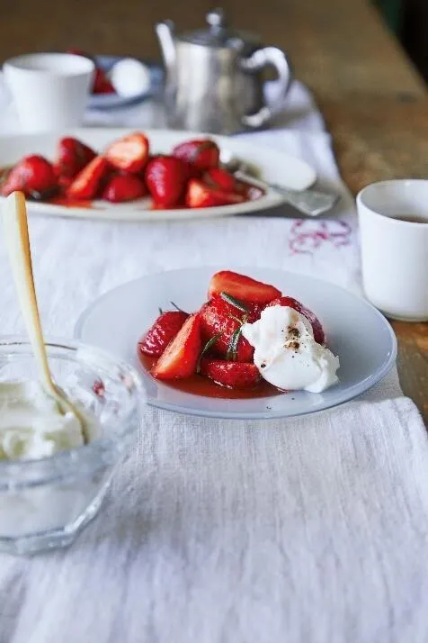 いちごはへたを取り、1/2量を縦半分に切って、すべてボールに入れる。マリネ液の材料Aを加え、ゴムべらなどで全体をさっくりと混ぜる。器に盛り、水きりしたヨーグルトを添えて、好みで粗びき黒こしょうをふる。