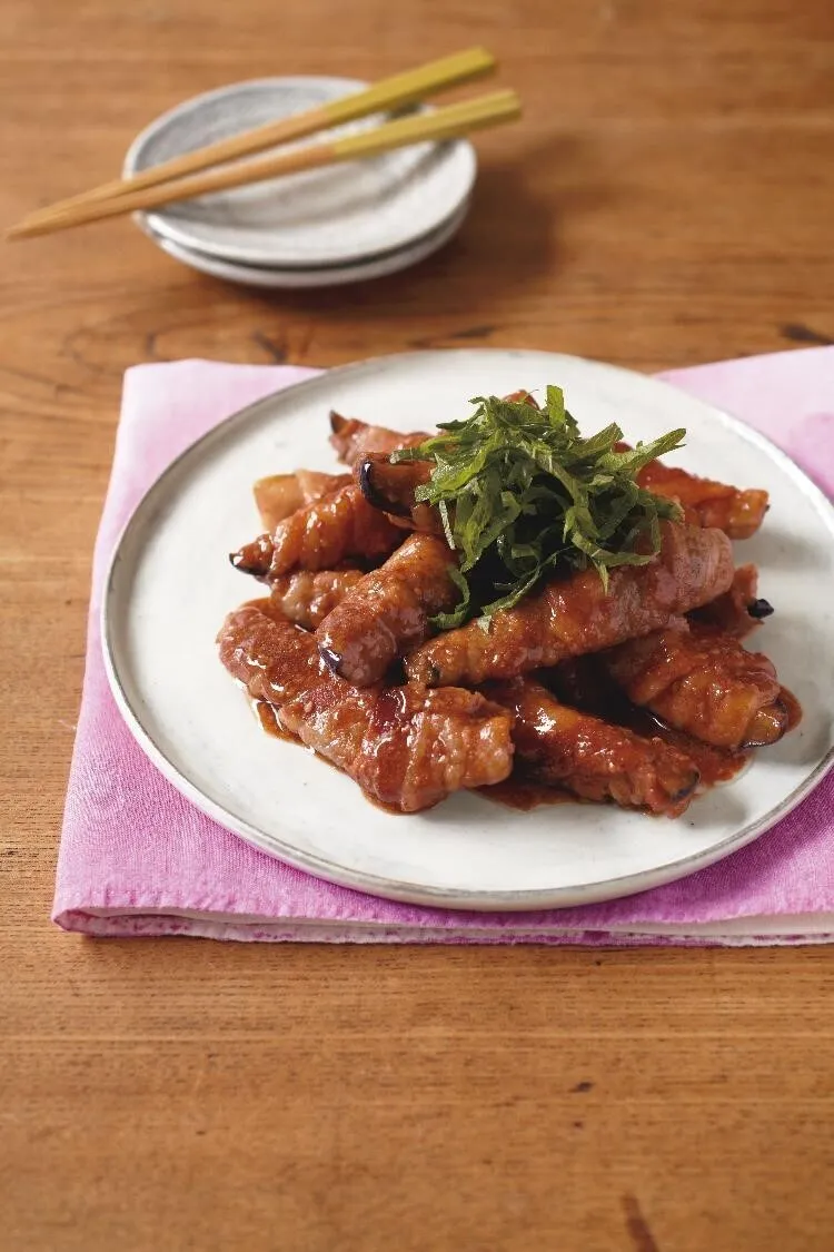 ラップをはずして、肉巻きをころがしながらたれをからめ、器に盛る。青じその葉をのせる。これでなすの豚肉巻きの完成です。