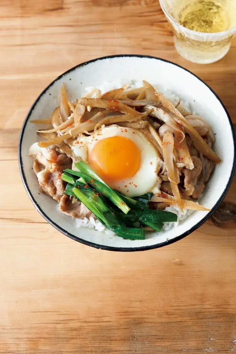 ご飯とともに器に盛り、一味唐辛子をふる。