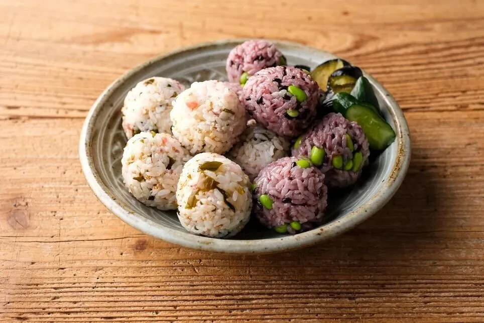 ご飯、①、②、白ごまを加えて混ぜ合わせる。
