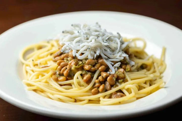 皿に盛り、しらす干しをかける。