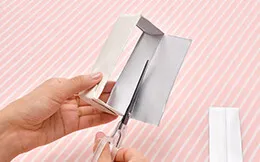 200mlの紙ジュースパックの側面を、向かい合わせで2面切り取り、押し寿司の型を作る。