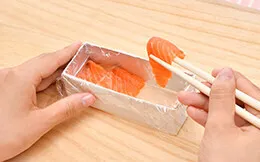 型にラップをひき、スライスサーモンを並べる。