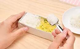 さらに、酢飯を型いっぱいまでつめる。