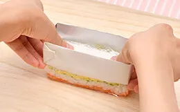 両手親指をふたに押し当て、型を上に引っ張るようにはずす。