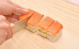 ラップをはずし、押し寿司を4等分にカットする。