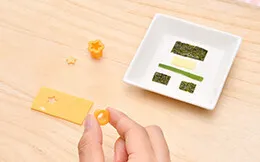 電車のフェイス用に海苔、チーズ、大葉をカットする。タイヤ、ライト用に薄焼き卵を型抜きで抜く。