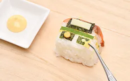 マヨネーズを使い、ステップ7でつくったパーツを完成写真のように貼りつける。