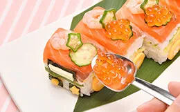 サーモンの上に、キュウリ、オクラ、いくら、小エビをきれいに盛り付ける。