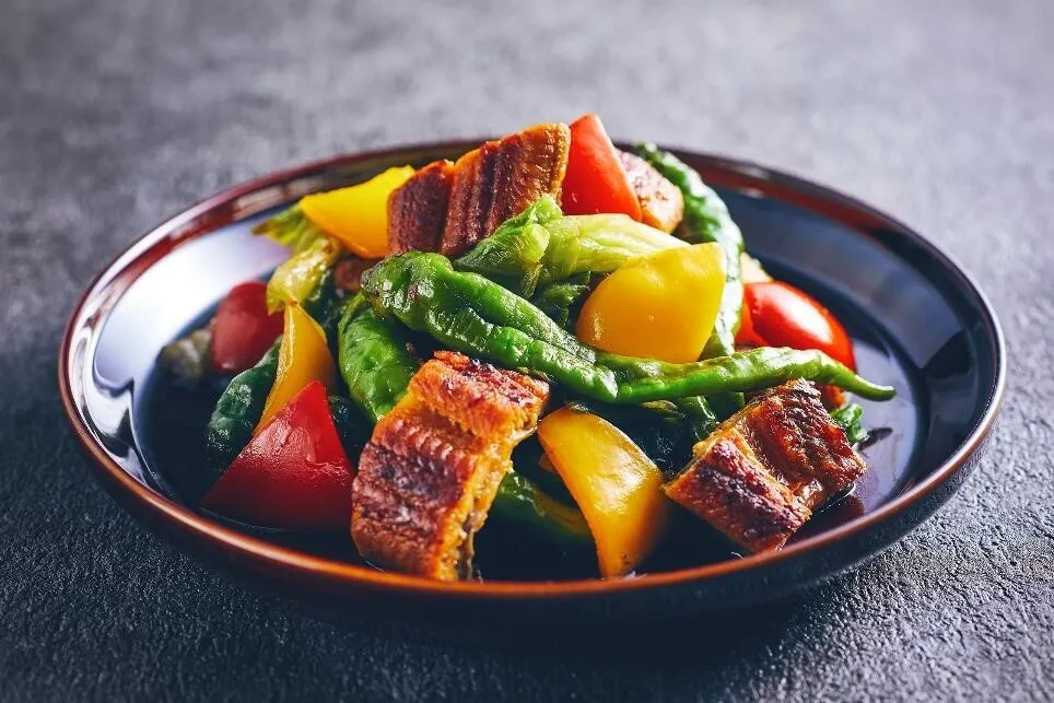 フライパンに油を熱し、パプリカ、伏見甘長とうがらしを炒める。レタス、うなぎを加えて炒め合わせ、Aで調味する。