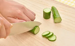 キュウリを端から8cm（A)、3cm（B)、3mmスライスは20枚（C）にカットする。