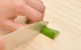 ステップ2でカットしたAのパーツを長方形にカットし電車の屋根をつくる。