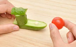 マヨネーズで写真のようにA・BとSTEP3でカットしたキュウリを組み合わせ、先頭にミニトマトをとりつける。