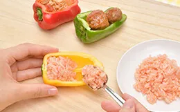 各々のピーマンに、ケチャップライス、ナポリタン、ミートボールを詰める。