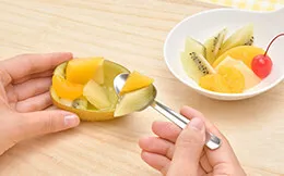 デザート号車のキウイは半分にカットしスプーンで中身を取り、お好きなフルーツと共に盛り付ける。