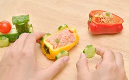 各ピーマンに爪楊枝をさし、ステップ1で作ったスライスキュウリCのタイヤを取り付ける。