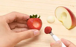 いちごとリンゴをスプーンでくり抜く。