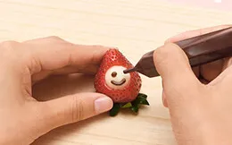 チョコペンで顔をかき、いちごちゃんをつくっておく。