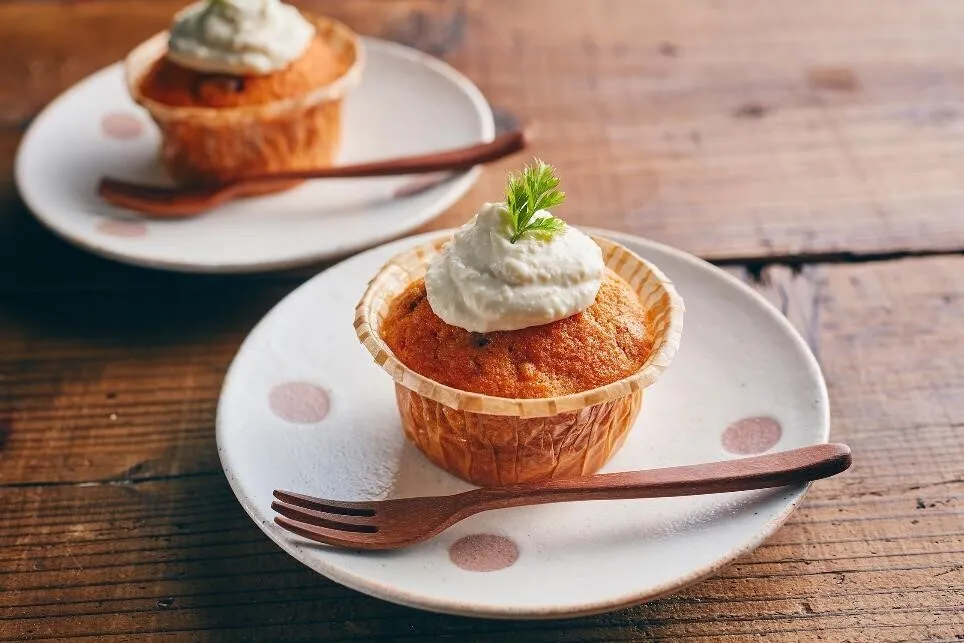 お好みで人参の葉やハーブをのせる。
