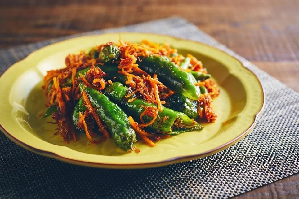 カレー粉を加えて全体にからめ、しょうゆ、塩こしょうで調味する。