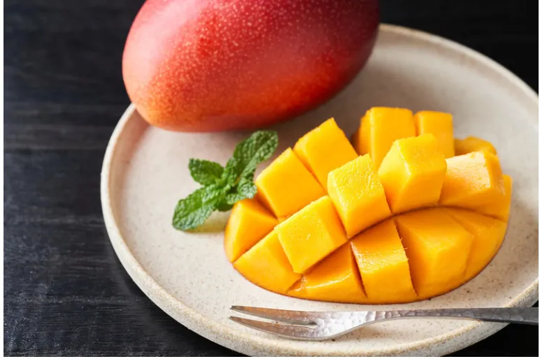 中央の種の部分にも果肉が残っている場合は、皮をむいてから種の周りの果肉を削ぐようにカットする。