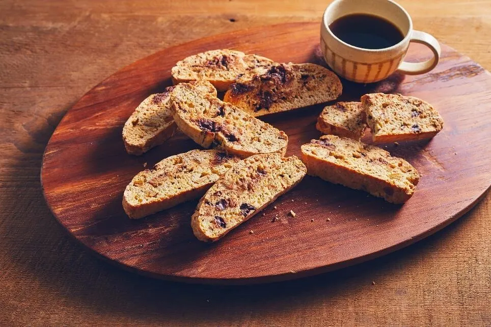 天板にオーブンシートを敷き、③を2㎝厚さになるよう長方形に整える。180℃に予熱したオーブンで約20分焼く。一度取り出して1㎝幅に切り、切り口を上にして並べ、160℃で両面約15分ずつ焼く。