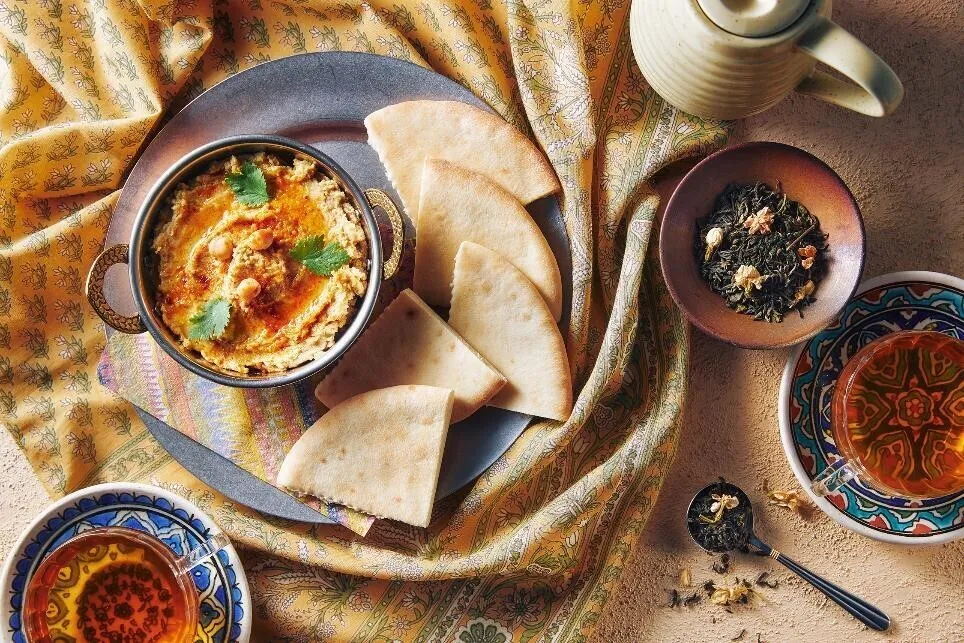 器に盛ってオリーブ油を回しかけ、ひよこ豆、パクチーを飾ってパプリカパウダーをふる。