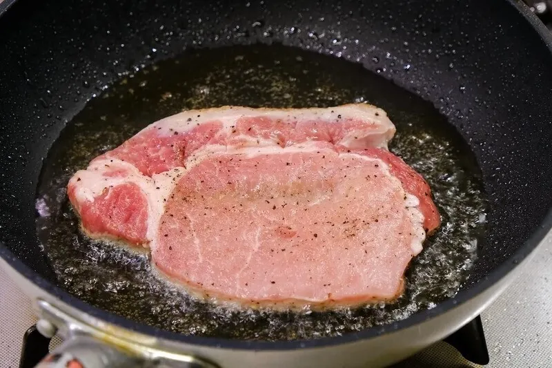 肉を寝かせて、盛り付け時に上になる面を下にして、弱めの中火で約3分焼く。