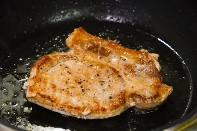 焼き色がキツネ色になったら肉をひっくり返し、弱火でさらに3分焼く。