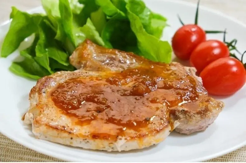 休ませた肉を皿に盛り付け、ソースをかけて完成。