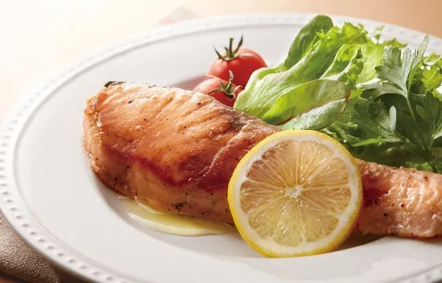 バターが少し色づいたら器に盛り付け、レモンをのせる。お好みで、ベビーリーフやミニトマトなどを添える。
