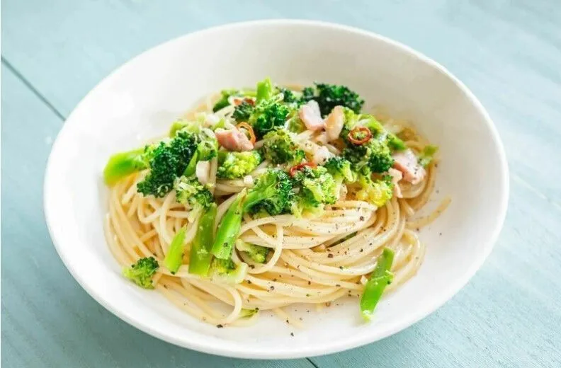 器に盛り、お好みでパルメザンチーズ、ブラックペッパー、レモンなどをかけて完成！