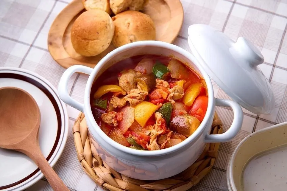 トマト缶とコンソメを加え、蓋をして弱火で20分煮込み、塩と黒こしょうで味を調える。
