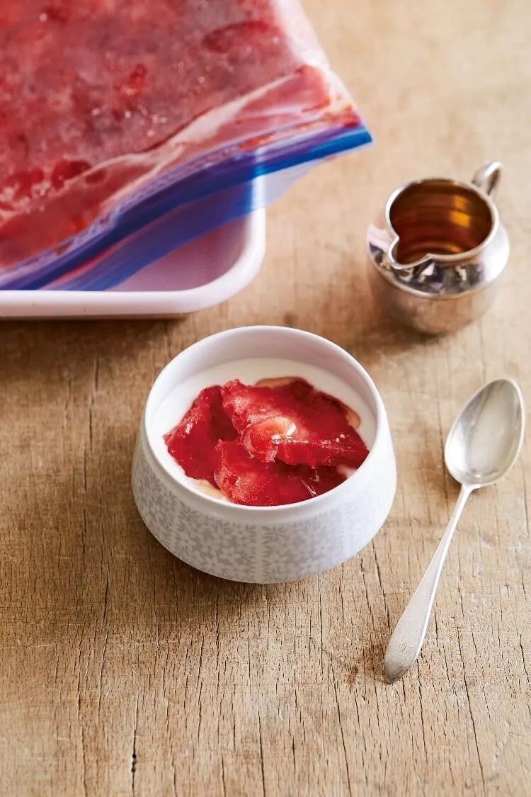 バットに平らにのせて厚みを均一にし、バットごと冷凍庫に入れて凍らせる（一晩ほどで凍る）。食べるときは、袋の上から手で割って取り出すか、取り出してから包丁で切って※。

※取り出しにくいときは袋ごと切って使い、残ったら新しい袋に保存を。