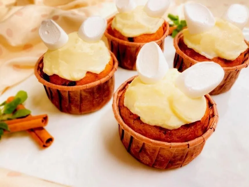 ③に④をのせ、斜め半分に切ったマシュマロで飾る。
