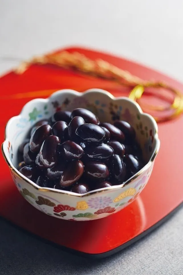 しょうゆを加えてひと煮し、キッチンペーパーをかぶせて一晩おく。