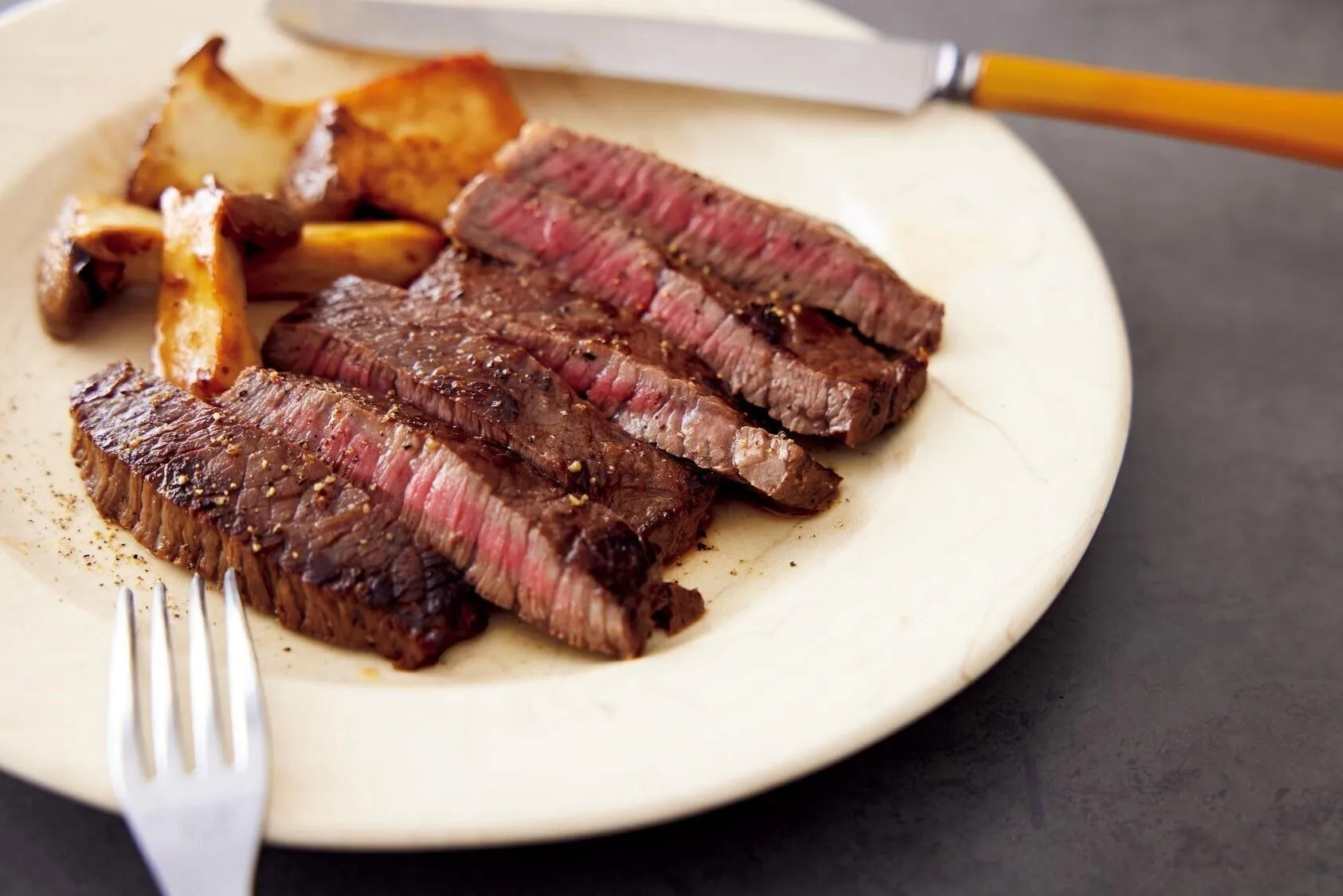 食べやすく切って器に盛り、エリンギに塩をふって、全体に粗びき黒こしょうをふる。