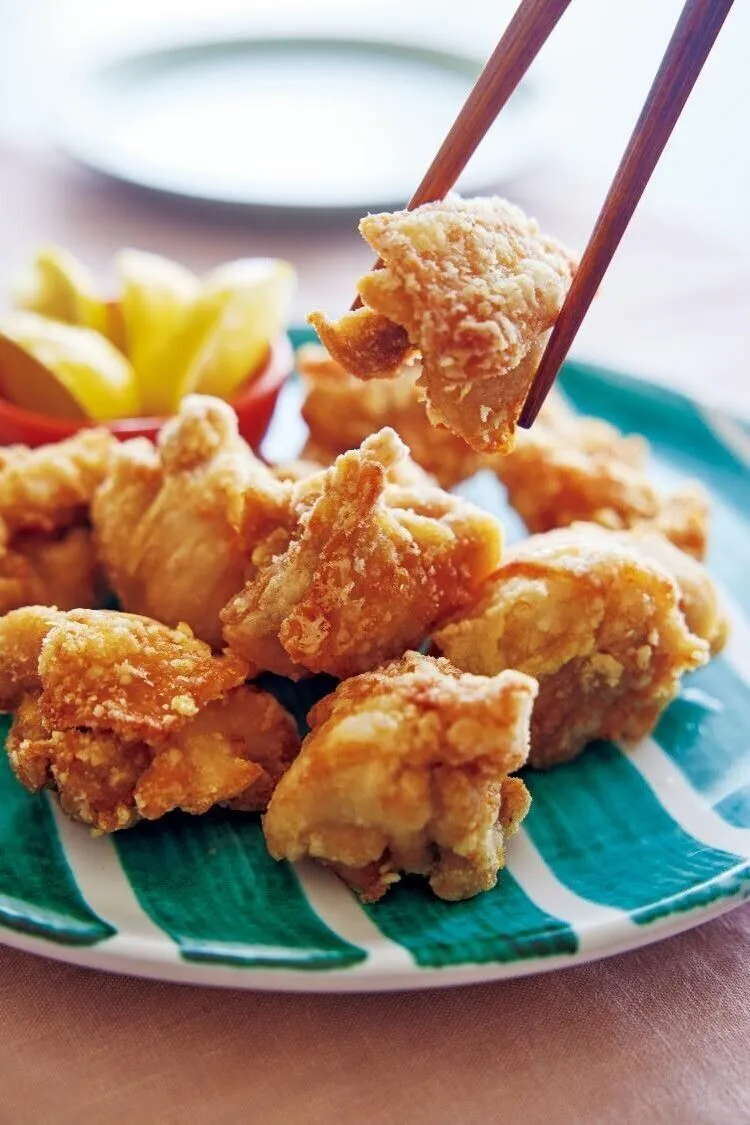 フライパンにサラダ油を高さ2cmほど入れ、中温※に熱する。1を入れ、ときどき返しながら4分ほど揚げる。ころもがカリッとしたら油をきり、器に盛ってレモンを添える。

※170～180℃。乾いた菜箸の先を底に当てると、細かい泡がシュワシュワッとまっすぐ出る程度。