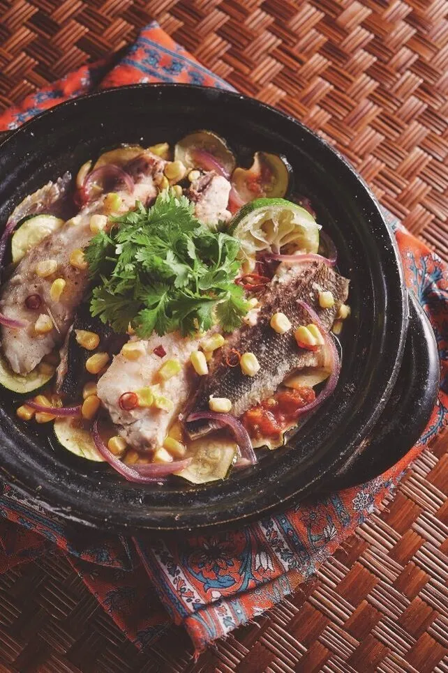 ナンプラー、粗挽き黒こしょうで調味し、残りのライムの搾り汁を回しかけてパクチーをのせる。